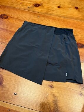 REI Co-Op M Grey Black Regular Fit Screeline Skorts Asymmetrical Built-in Shorts